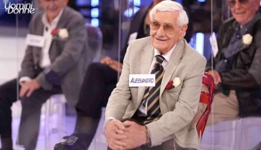 Uomini e Donne, addio ad Alessandro: il cavaliere lascia a 93 anni | L'emozionante annuncio in studio