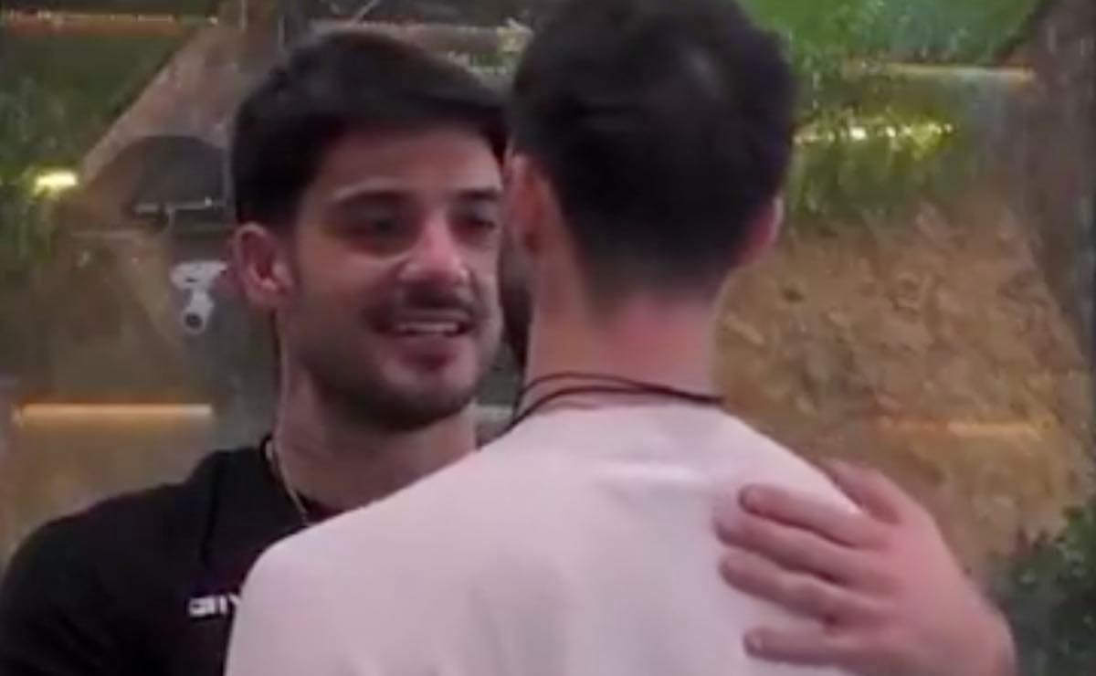 Lorenzo e Stefano del Gf un abbraccio intenso