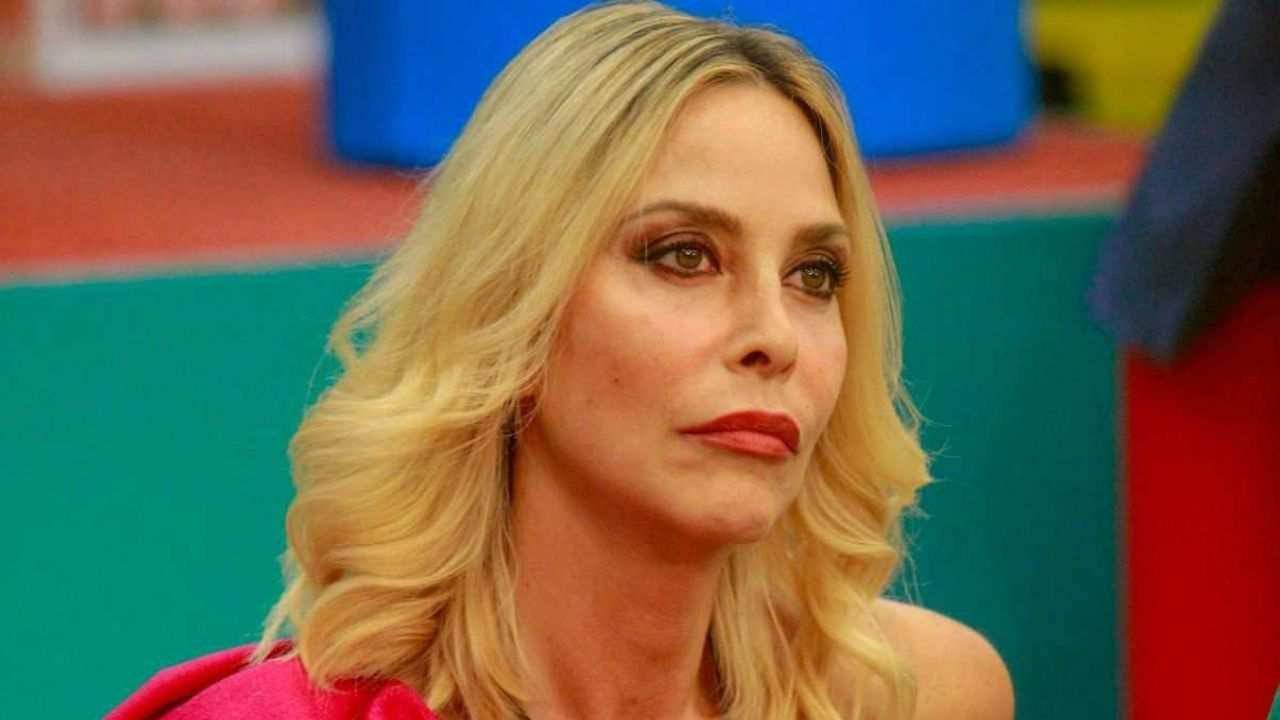 Grande Fratello, Stefania Orlando sgancia la bomba: “Finta storia tra tre gieffini”